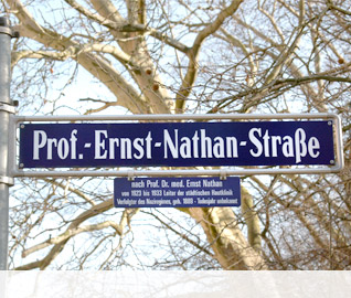  Umbenanntes Straßenschild am Klinikum Nord 